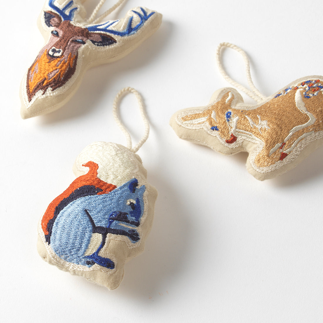 broste-copenhagen-christmas-ornement-squirrel-embroidered-cureuil image 2