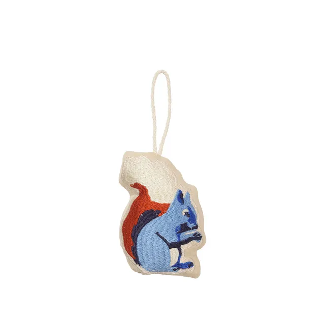 broste-copenhagen-christmas-ornement-squirrel-embroidered-cureuil image 1