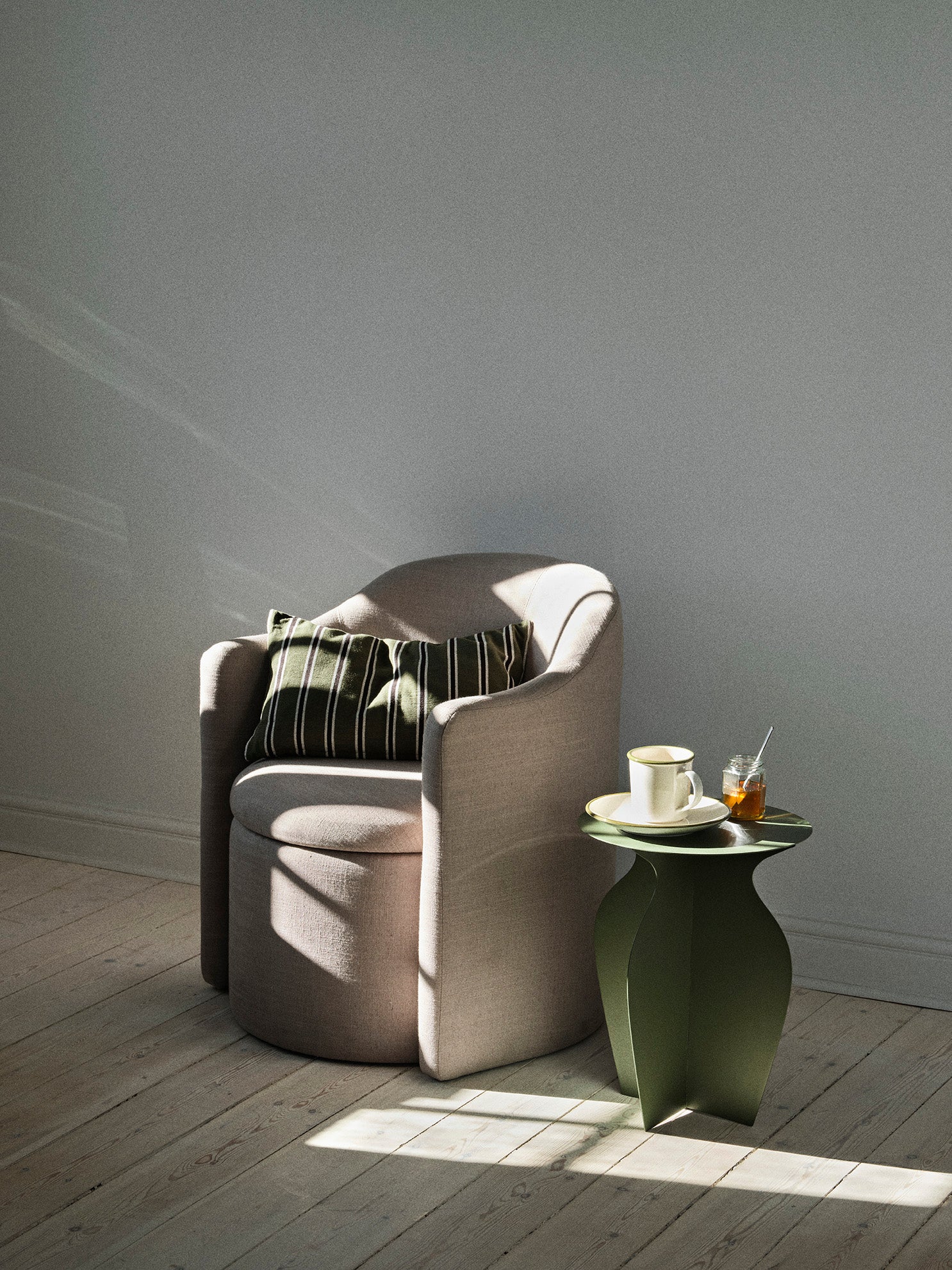 broste-copenhagen-urna-table-d-appoint-salon-bois image 4