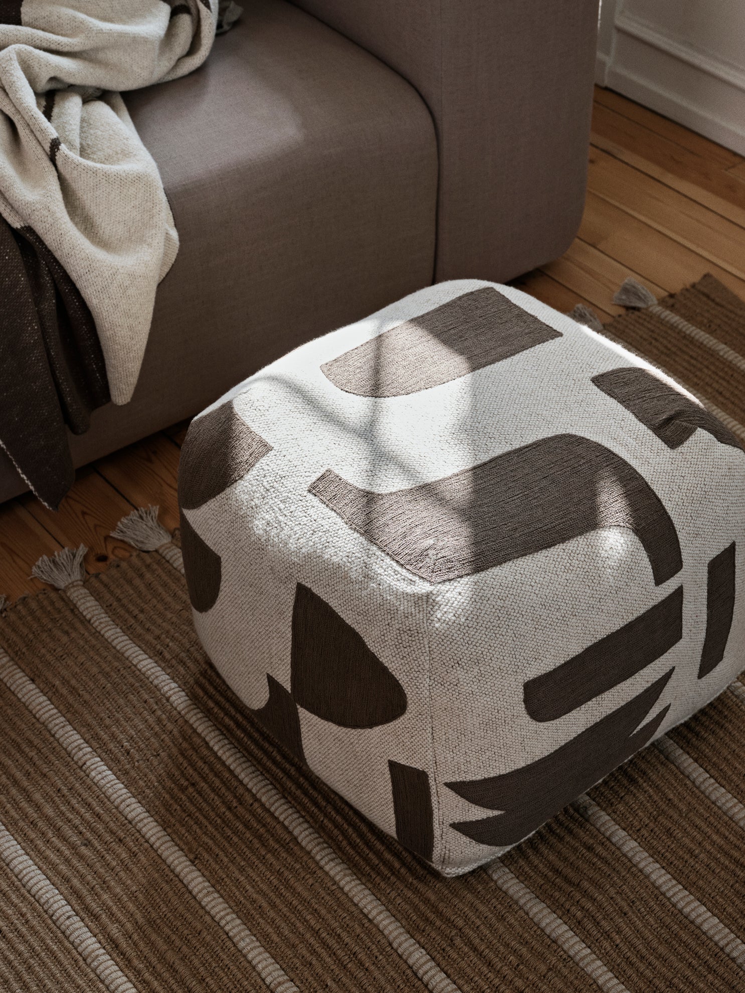 broste-copenhagen-mundo-pouf-rond-tissu-salon image 3