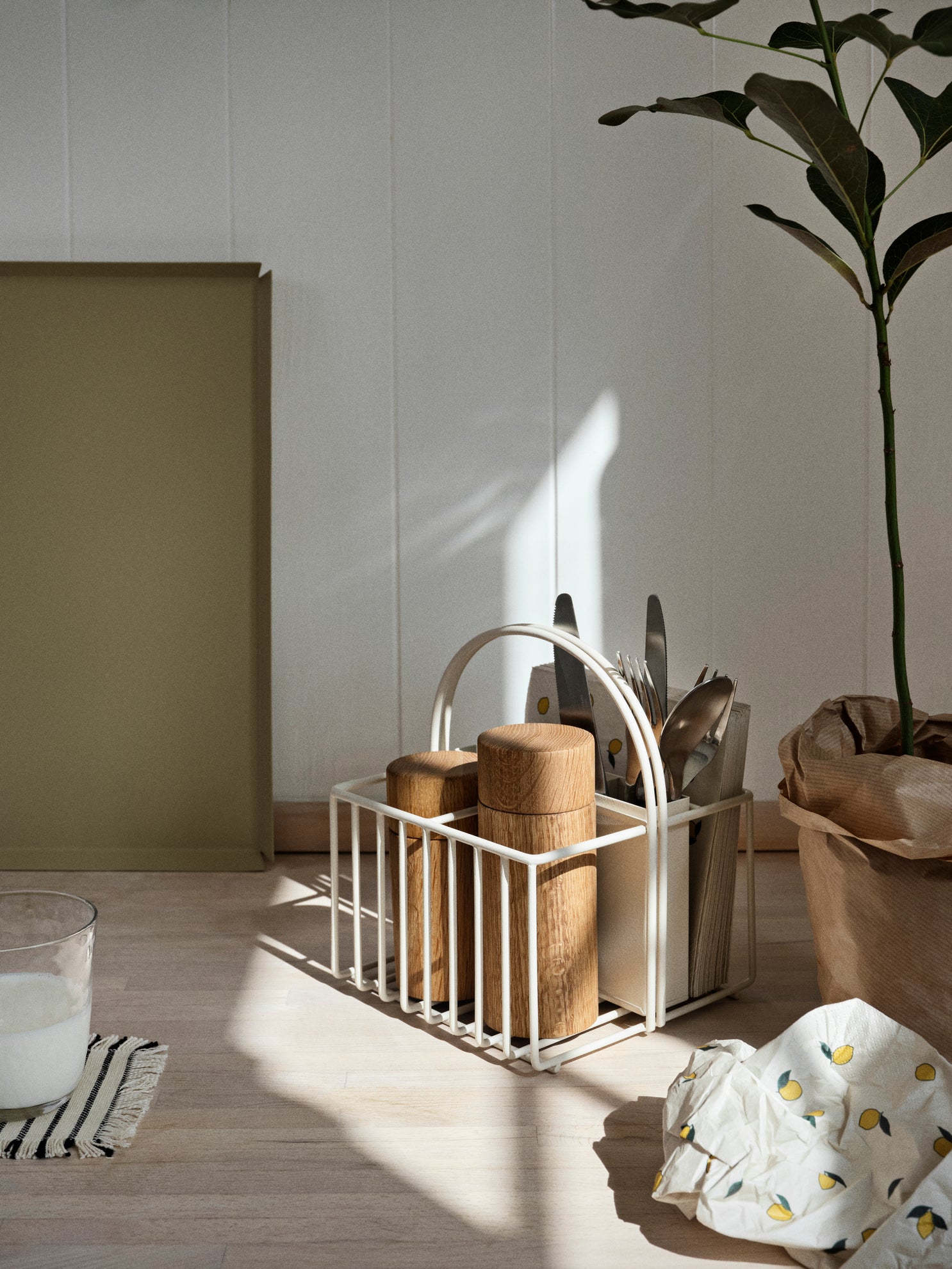 broste-copenhagen-vietta-napkin-holder-porte-serviettes-table image 3